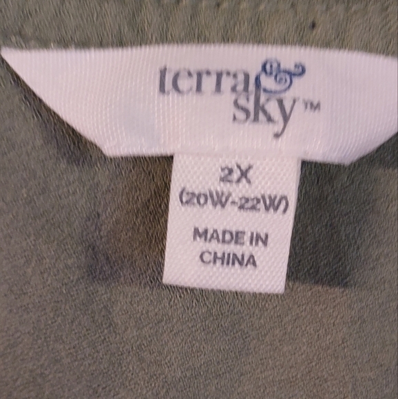 Terra & SKY WOMEN'S OLIVE GREEN SNAP BUTTON V-NECK FAUX WRAP TOP SIZE 2X. - Picture 4 of 5